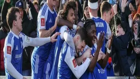 塞維利亞半準決賽首戰以2-0完勝巴塞，梅西梅開二度無聲，拉基蒂奇對舊主發揮殺威